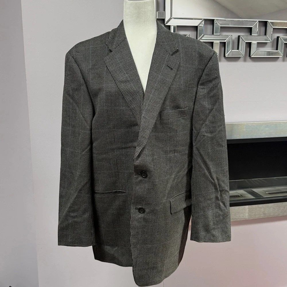 Men’s BURBERRY london 3 botton houndstooth blazer in a 46 R